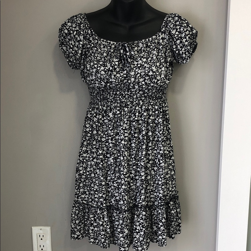 Lauren Taylor Black & White Floral Smocked Off-Shoulder Blouse Size Small